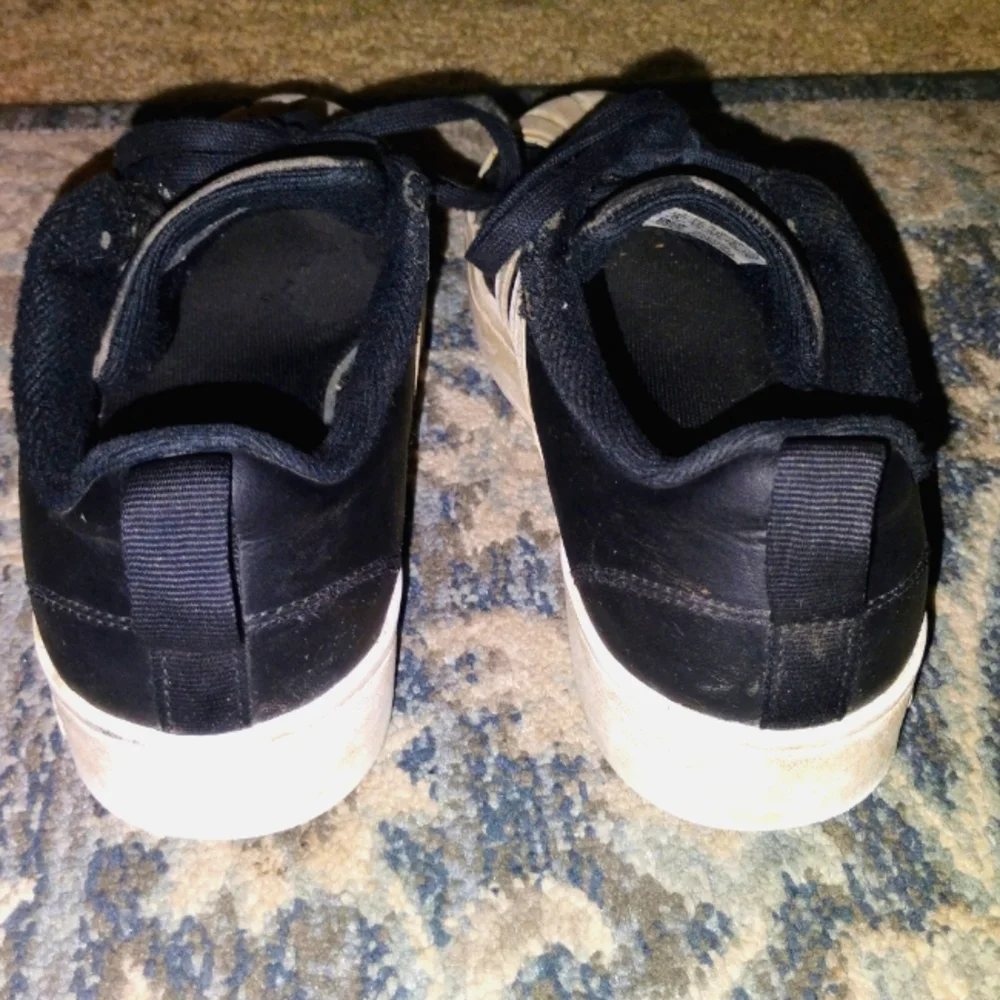Kids ADIDAS shoes black and white, hard shell. Size 4 - Picture 6 of 12
